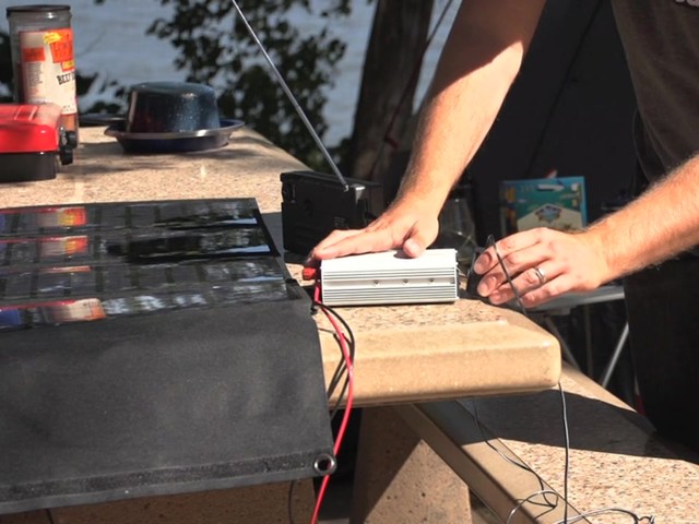 400W Portable Solar Power System - image 4 from the video