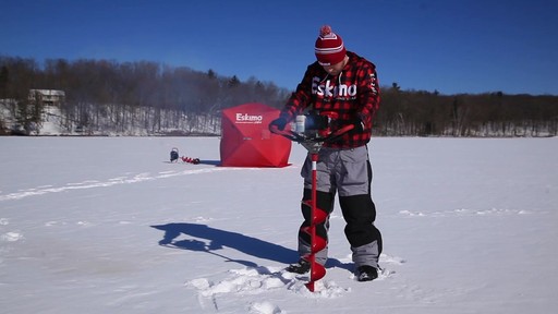 Eskimo Stingray Quantum Ice Auger - image 6 from the video
