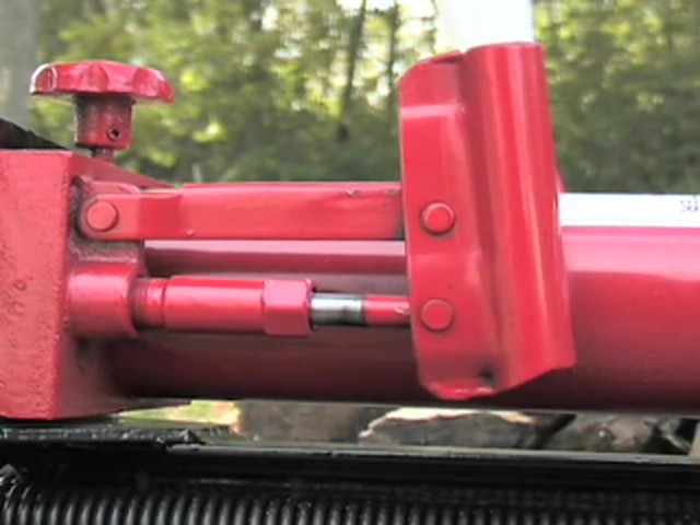 10 - ton Hydraulic Log Splitter - image 4 from the video