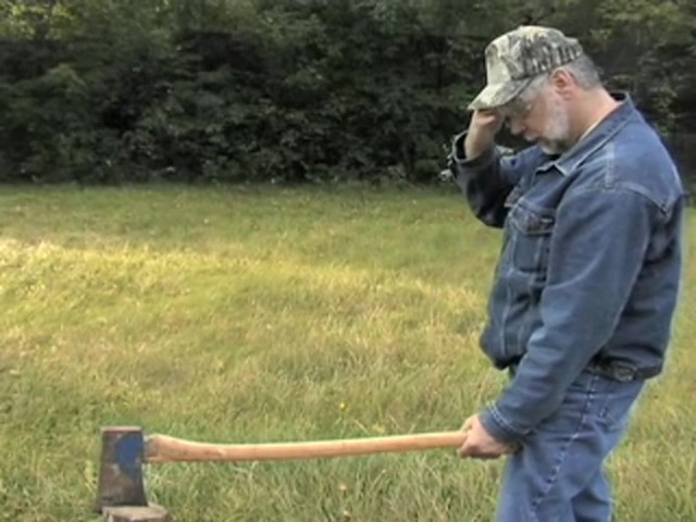 10 - ton Hydraulic Log Splitter - image 9 from the video