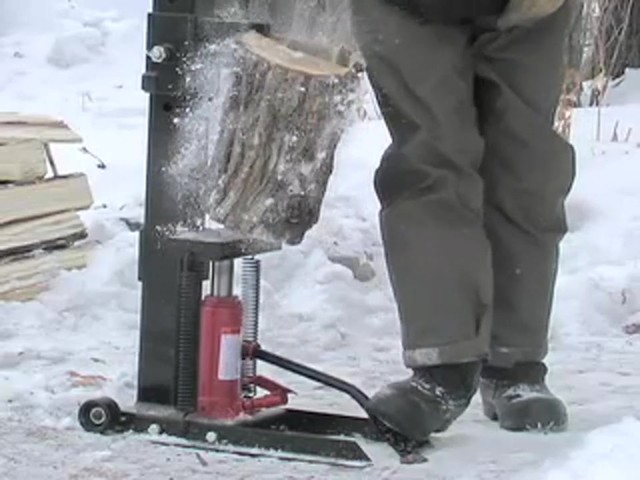 8 - ton Vertical Log Splitter - image 5 from the video