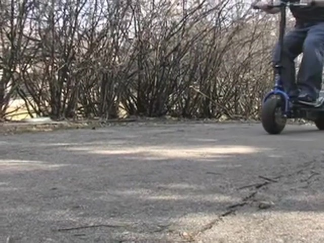 e - Zip 400 Electric Scooter - image 5 from the video