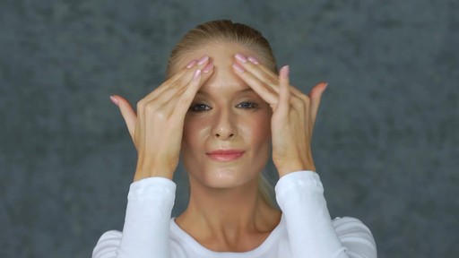EVE LOM The Cleanser - image 5 from the video