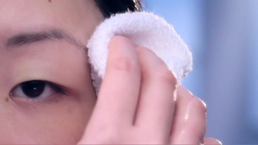 Erno Laszlo Ritual | Step 1: Cleanse - image 9 from the video