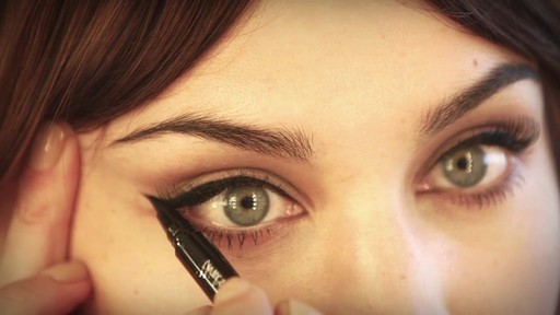 [Eyeko] Alexa Chung Cat Eye Tutorial - image 4 from the video