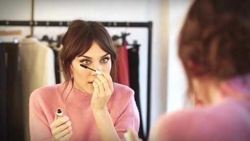 [Eyeko] Alexa Chung Cat Eye Tutorial - image 8 from the video
