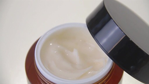 Dr. Dennis Gross Skincare Ferulic Retinol Anti-Aging Moisturizer - image 8 from the video