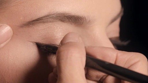 NARS Artistry Sessions : NARS Eyeliner Stylo Modern Look - image 7 from the video