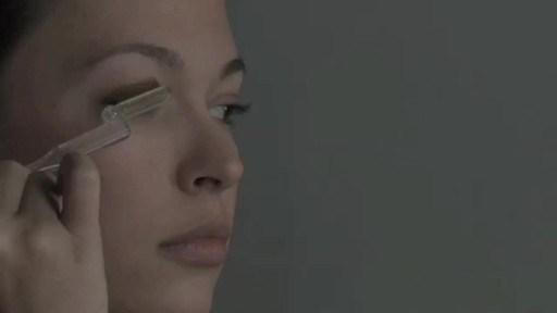 Tweezerman Dramatic Lashes - image 10 from the video