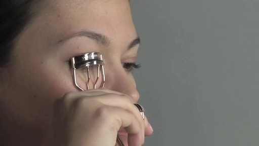 Tweezerman Dramatic Lashes - image 4 from the video
