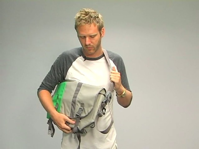 Timbuk2 D-lux Racing Stripe: One Minute Run Down - image 4 from the video