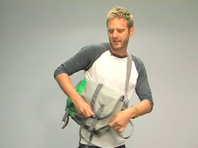 Timbuk2 D-lux Racing Stripe: One Minute Run Down - image 6 from the video