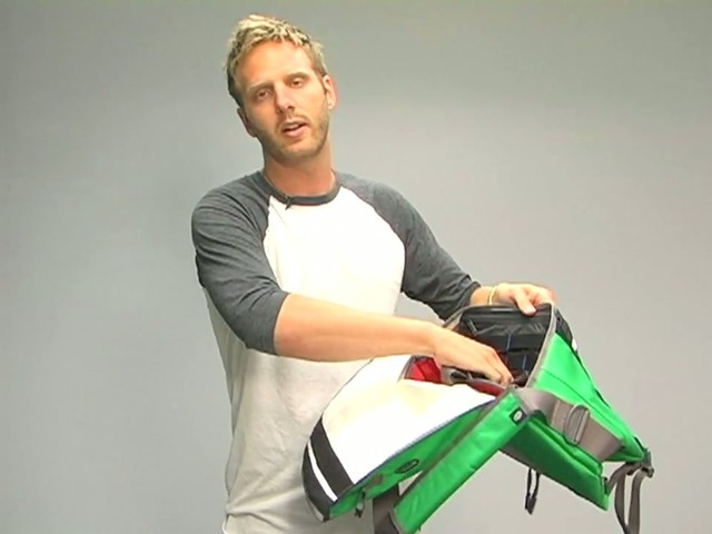 Timbuk2 D-lux Racing Stripe: One Minute Run Down - image 8 from the video