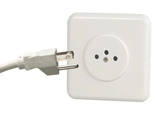 eBags Universal Plug with USB adapter - image 2 from the video