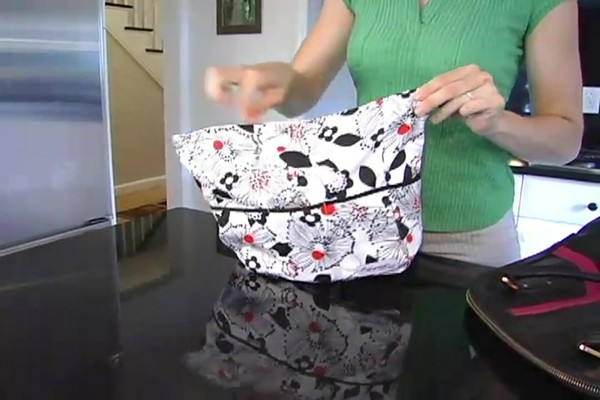 PishPosh Mommy Quick Zip Carryall Rundown - image 5 from the video