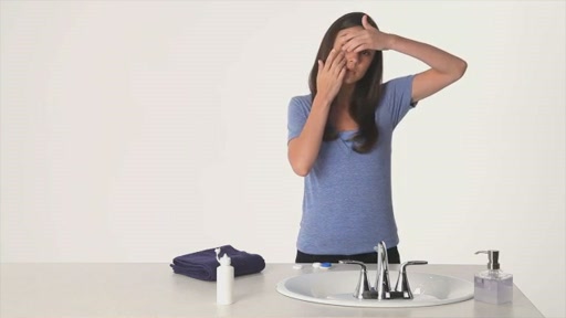 Insertion and Removal of Acuvue Contact Lenses tutorial | VisionDirect.com - image 4 from the video